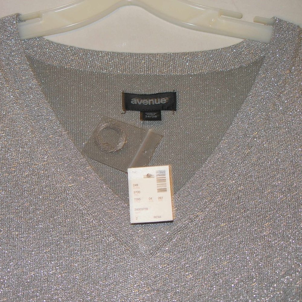 Avenue NWT Women's Plus 26/28 Silver Metallic Long Sleeve Sweater V Neck